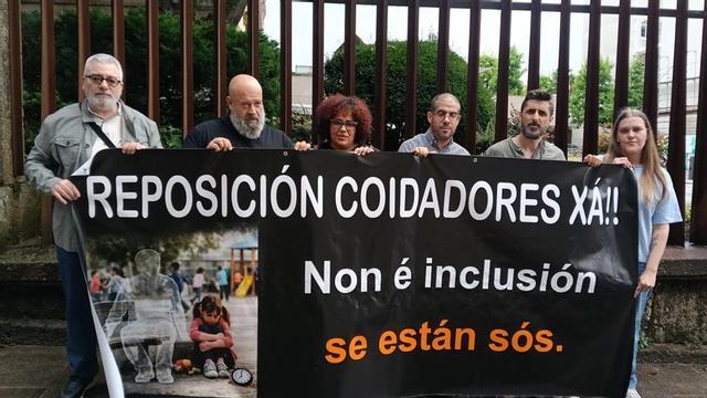 Representantes del BNG con padres de alumnos de colegios de Lalín que reclaman cuidadores. |