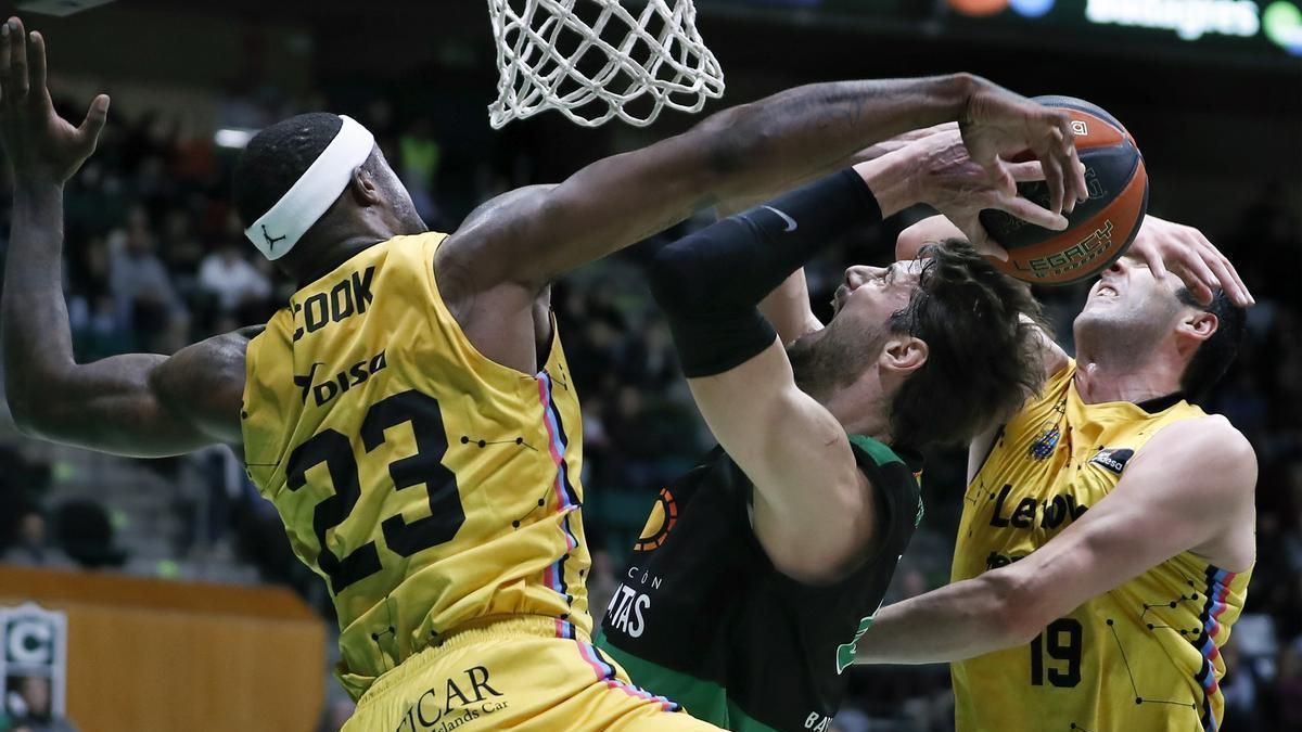 Elgin Cook y Gio Shermadini intentan evitar un tiro cómo de Ante Tomic en el partido de ayer