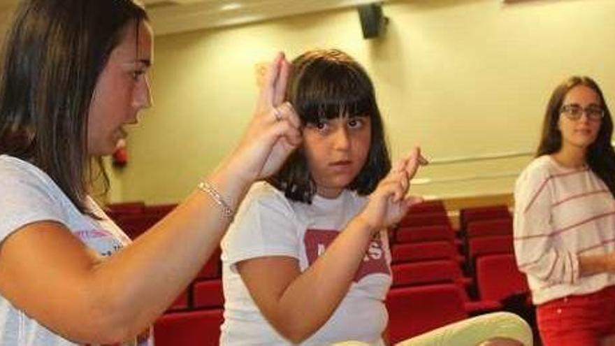 Infants aprenent gràcies al llenguatge de signes