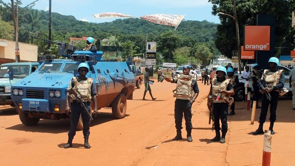 Soldados de los cascos azules de la ONU en el campo de desplazados de Bangui.