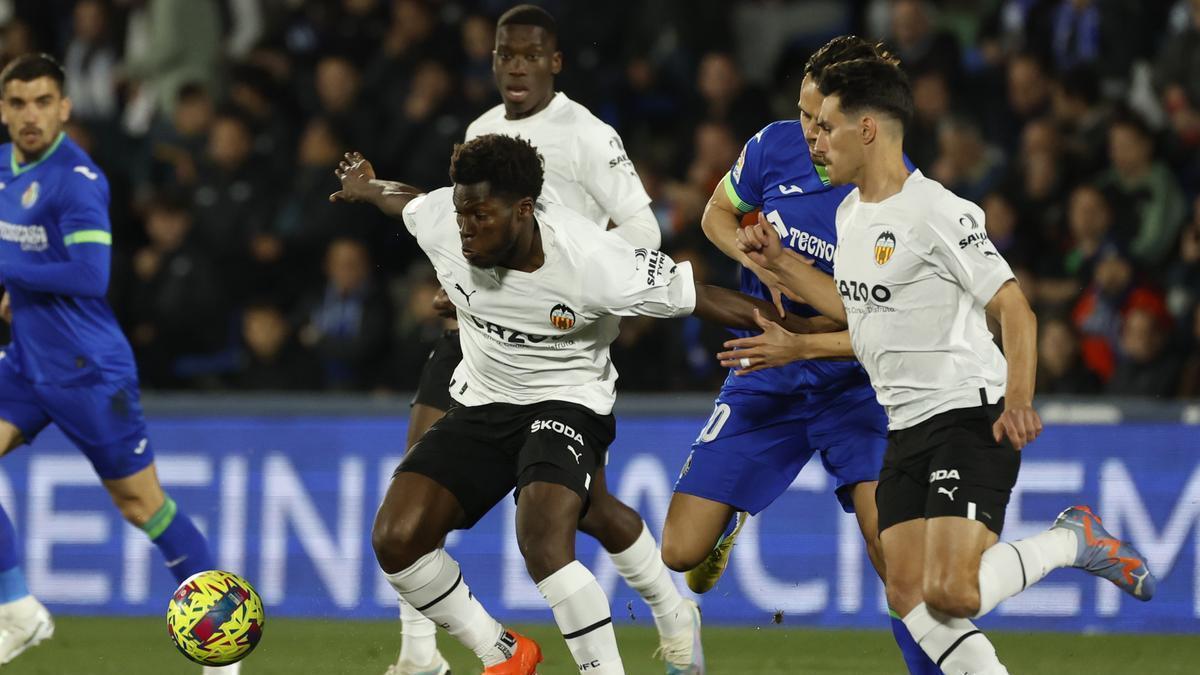 Yunus Musah protege una pelota durante el Getafe - Valencia