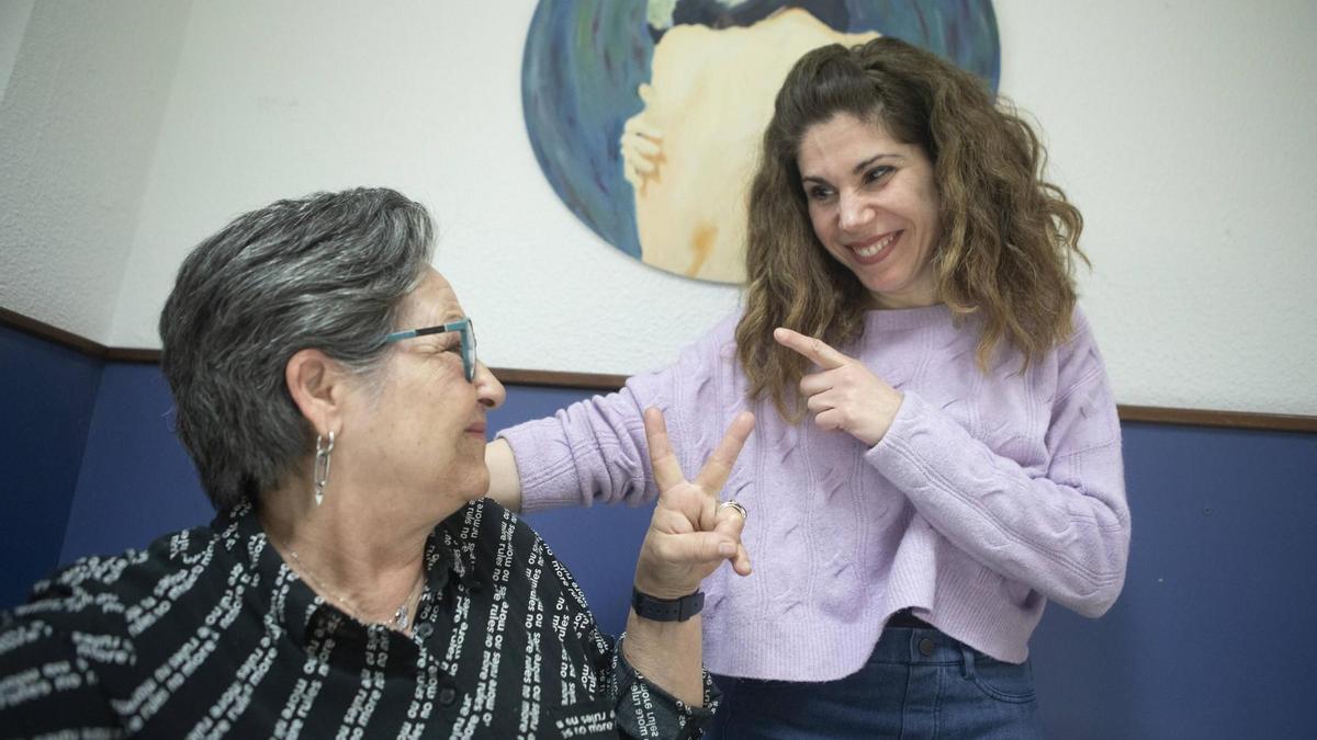 La tía y la hermana de Angy en el instituto donde estudió, el IES Josep Maria Llompart.