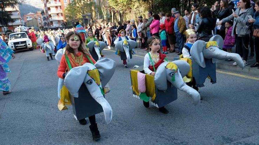 Una manada de pequeños elefantes.