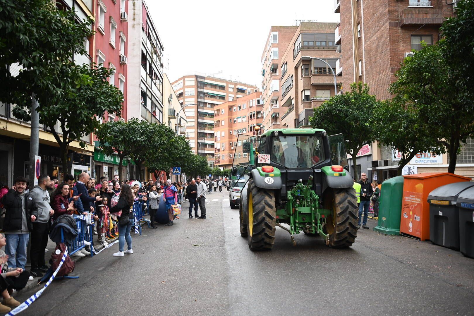 Galería | Los tractores abren el desfile de comparsas del Carnaval de Badajoz