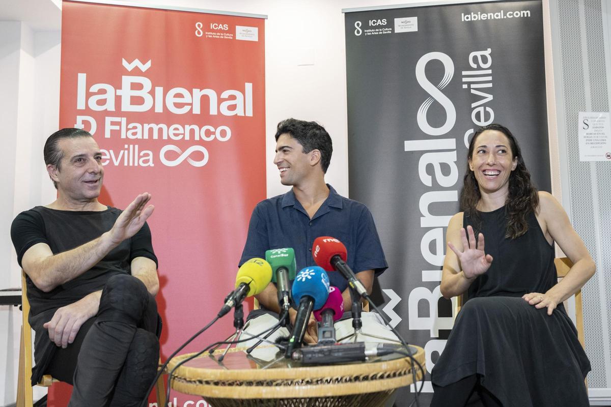 Los bailaores Andrés Marín y Ana Morales junto al director de la XXIII Bienal de Flamenco, Luis Ybarra.