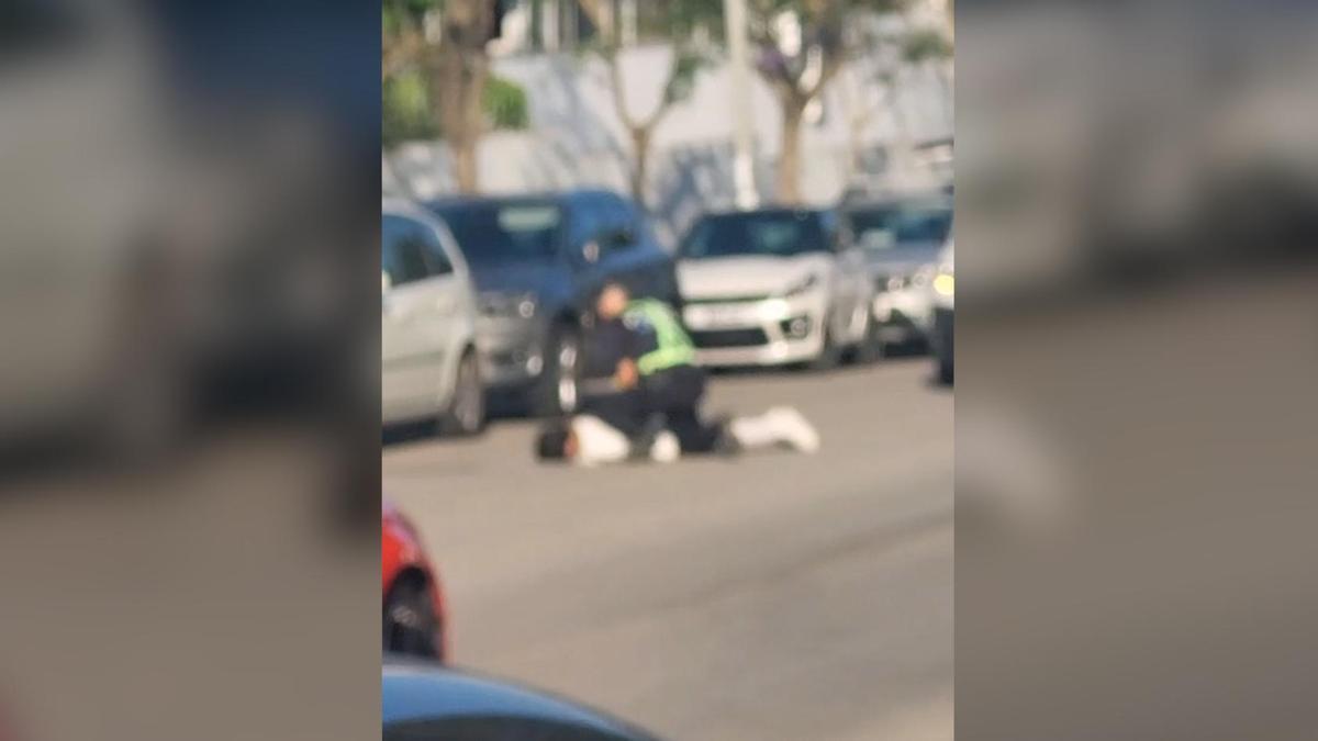 Un policía local de Calvià reduce en el suelo al menor que había encañonado con una pistola falsa a una conductora de un coche.