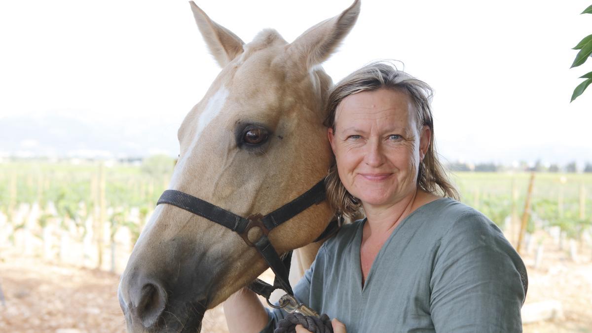 Katja Lebelt mit Auenfee, einer Kreuzung aus Westernpferd und englischem Vollblut.