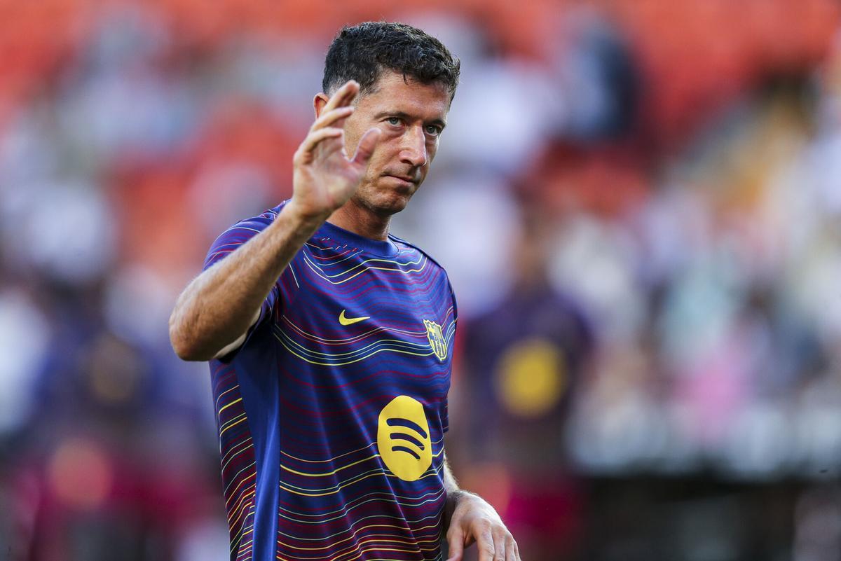 Robert Lewandowski of FC Barcelona gestures during the Spanish league, LaLiga EA Sports, football match played between Levante UD and FC Barcelona at Ciutat de Valencia stadium on May 23, 2026, in Valencia, Spain. AFP7 23/05/2026 ONLY FOR USE IN SPAIN. Ivan Terron / AFP7 / Europa Press;2026;Soccer;Sport;ZSOCCER;ZSPORT;Levante UD v FC Barcelona - LaLiga EA Sports