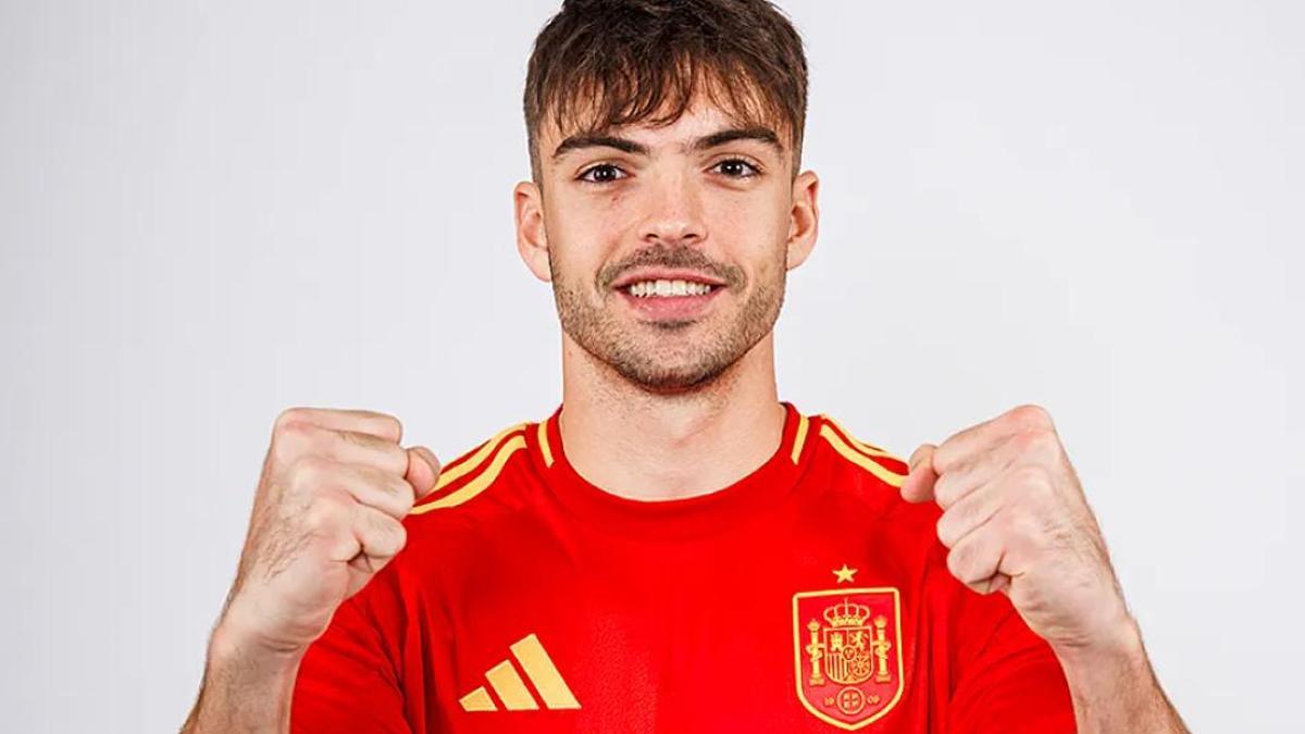 Raúl Asencio estrenando la camiseta de la absoluta en Las Rozas