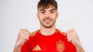 Raúl Asencio estrenando la camiseta de la absoluta en Las Rozas