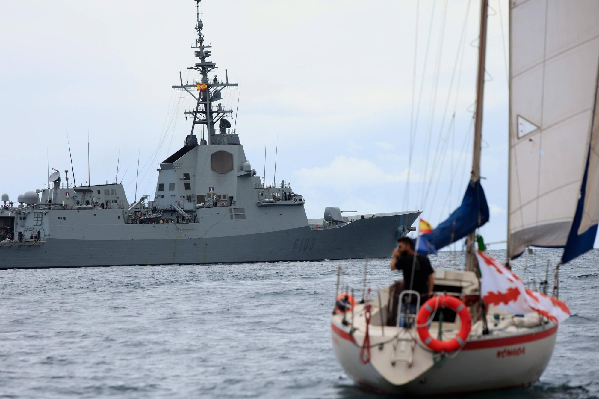 En imágenes: así se despidieron más de 40 embarcaciones del "Elcano" y la "Blas de Lezo" surcando la costa de Gijón