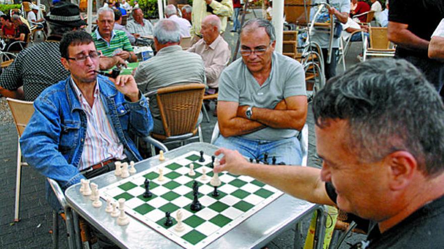 Un grupo de jugadores de dominó, ayer, en el parque Santa Catalina echando una partida. i ANDRÉS CRUZ