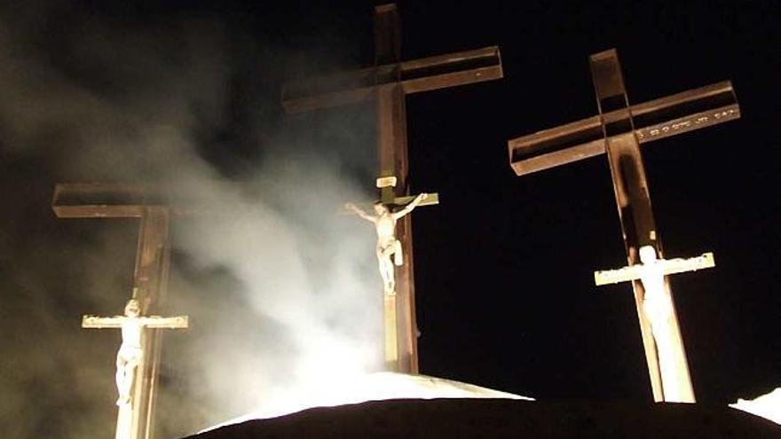 Una imagen de la subida al Monte Calvario de la última Semana Santa de Rojales.