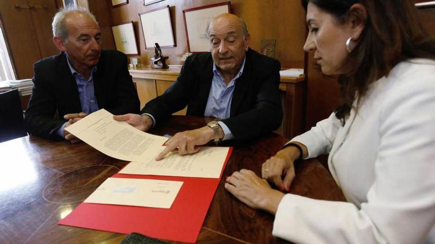 Luis Noguera, Francisco Menéndez y Carmen Rodríguez Maniega, ayer, durante la reunión.