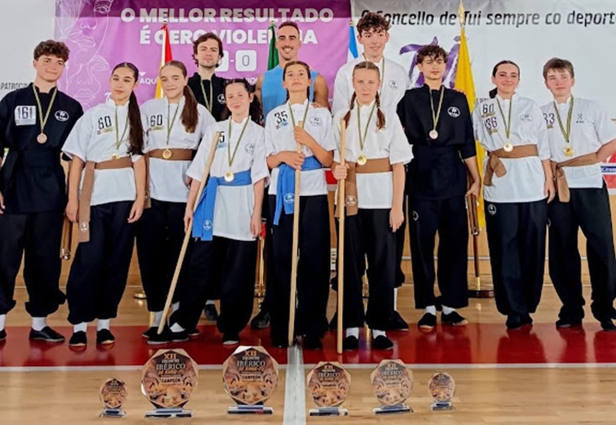 El Gimnasio Vitalqui de Lalín posa con sus trofeos.
