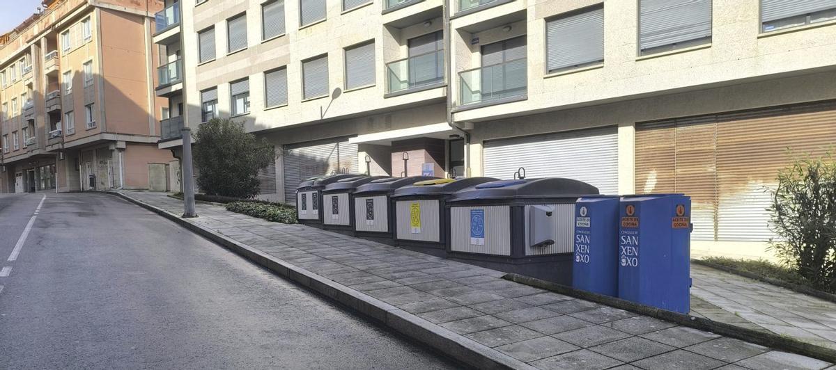 Contenedores de basura orgánica y de reciclaje en la Rúa da Perla de Sanxenxo.