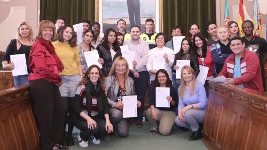 López posa con los participantes de Escuela de Acogida.