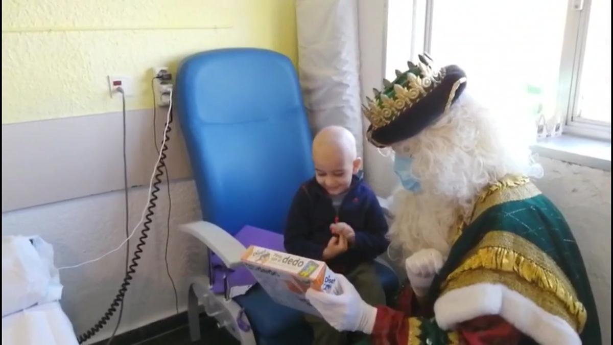 Los Reyes Magos entregan los regalos a los niños ingresados en Hospital Vall d'Hebron de Barcelona