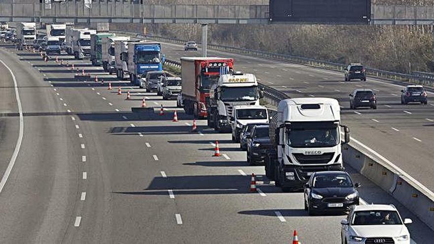 L&#039;accident va generar cues quilomètriques durant tot el matí a l&#039;autopista en sentit Girona.