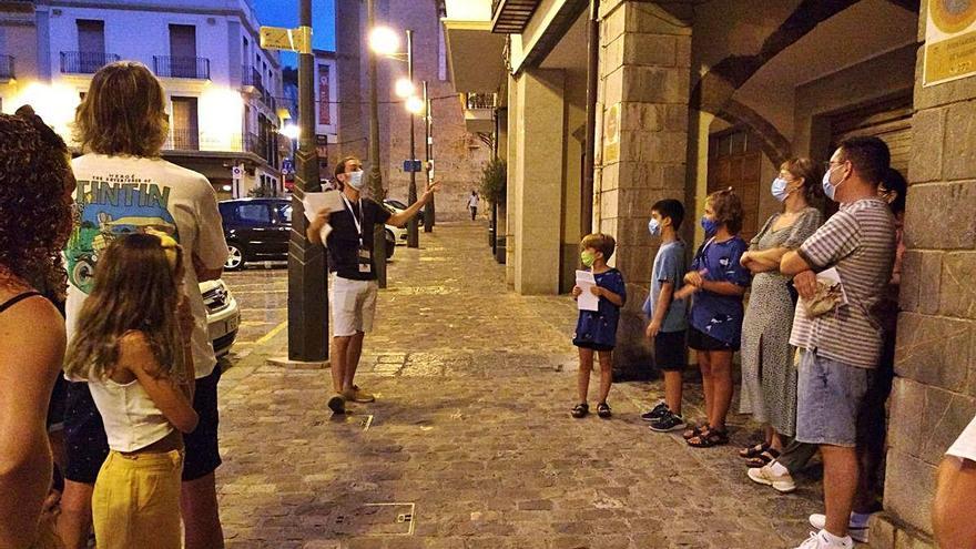 Un guía turístico, durante una de las gincanas familiares.