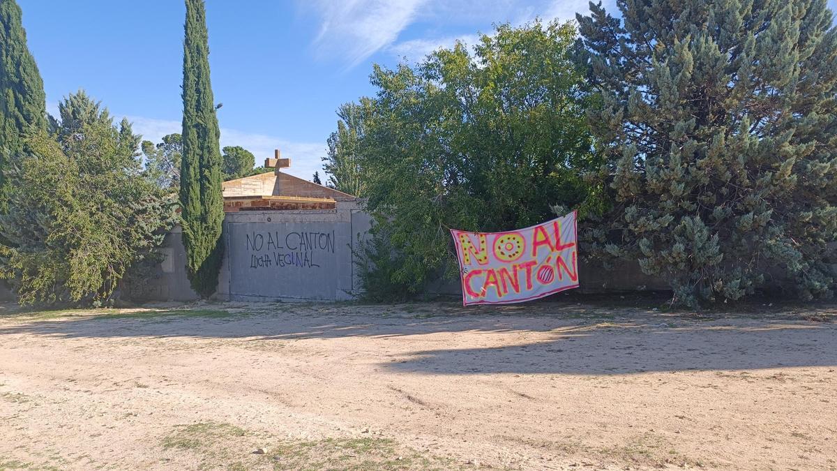 Carteles de &quot;No al cantón&quot; junto a la tapia del cementerio de Fuencarral.
