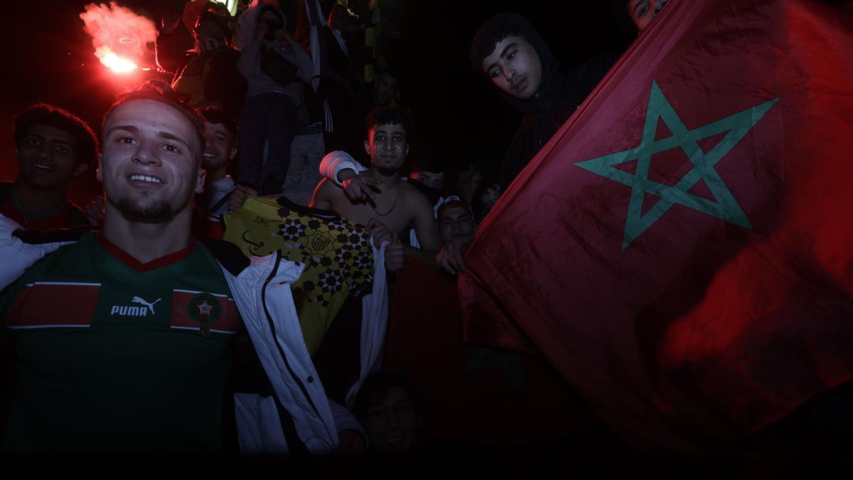 Seguidores marroquís celebran la victoria ante España en plaza Catalunya.