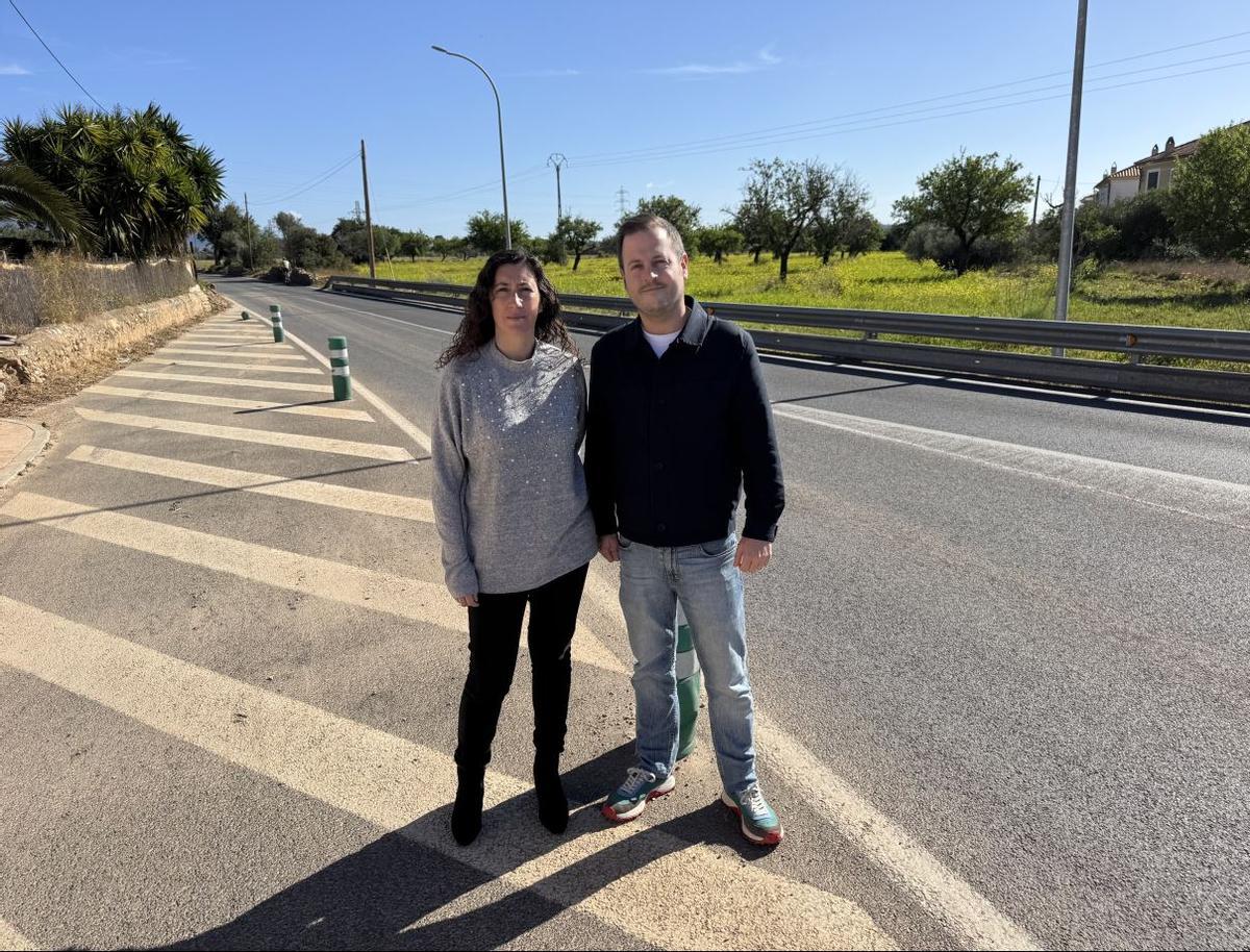 Amanda Fernández y Miquel Cabot, en la carretera donde se tiene que ejecutar el vial cívico.