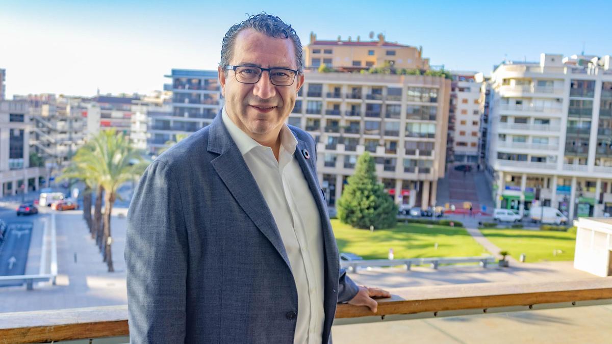 Toni Pérez, alcalde de Benidorm, comparte detalles sobre las actuaciones del Plan EDUSI de la ciudad.