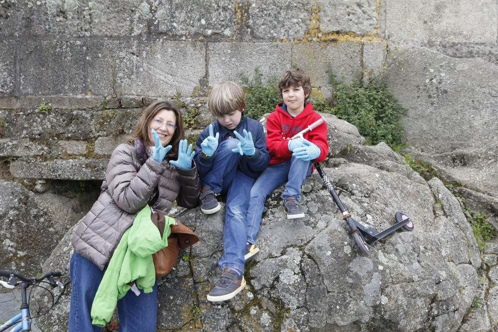 Los menores salen a la calle con juguetes, pelotas, patinetes, peluches y mascarillas después de 42 días de confinamiento - Los padres celebran el final del largo encierro en sus casas.