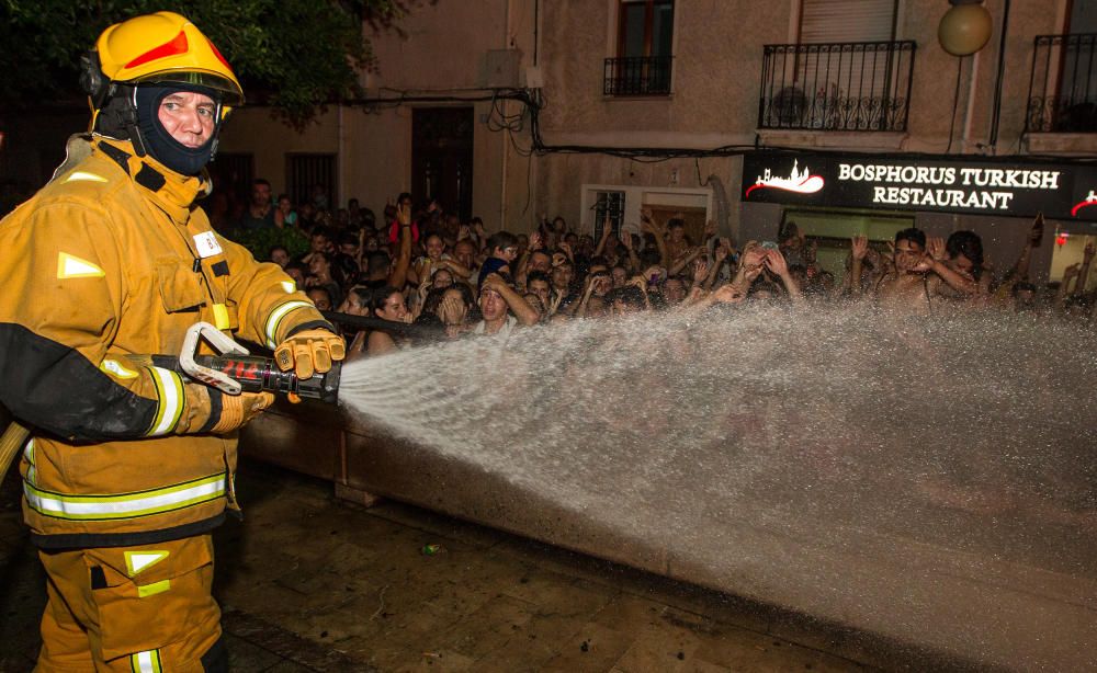 Un instante de la cremà que redujo a cenizas la hoguera oficial.