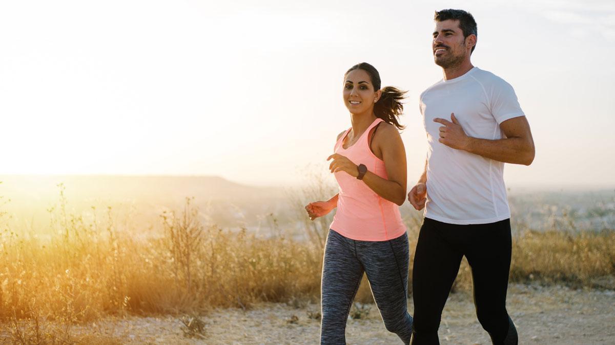 Una pareja hace deporte al aire libre