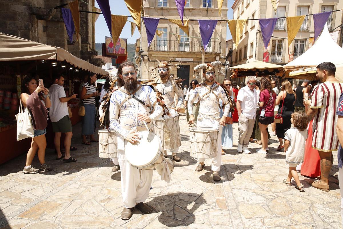 Uno de los espectáculos que animan el mercado medieval de Noia.