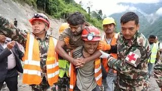 Rescatan a dos trabajadores de un túnel en Nepal y aseguran que hay más supervivientes