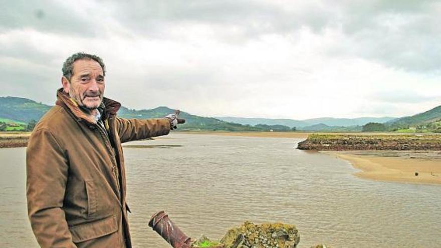 César Fernández señala la zona de La Playona, donde se acumula una importante cantidad de arena.