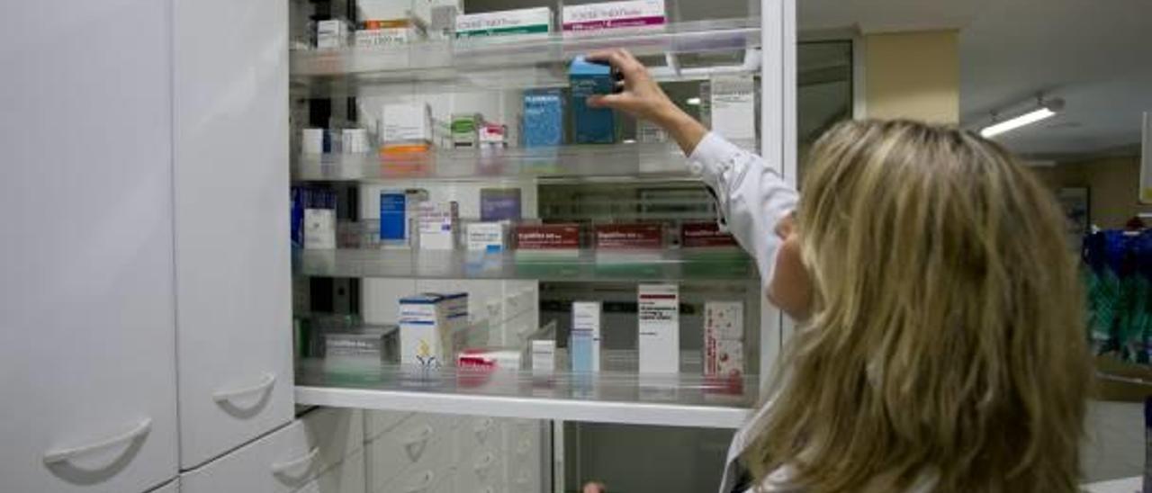 Medicamentos en el interior de una farmacia de la provincia.