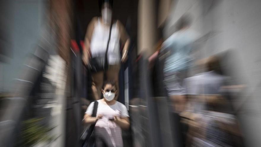 Una persona baja las escaleras del Hospital Vall d&#039;Hebrón.