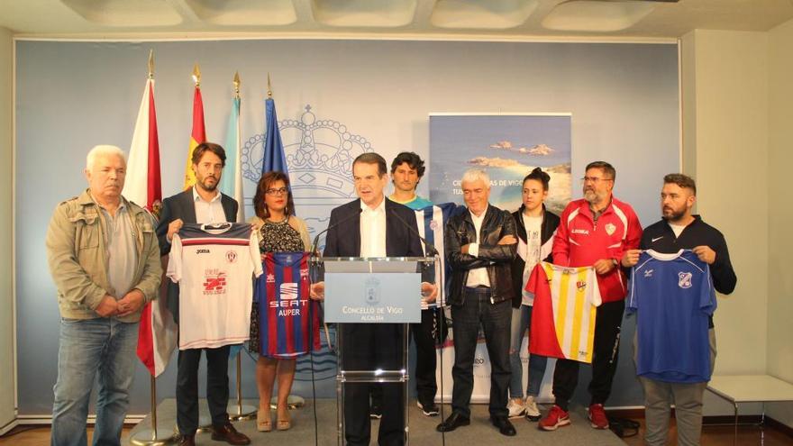 Abel Caballero, en el centro, durante la presentación del torneo en el Concello. // FdV