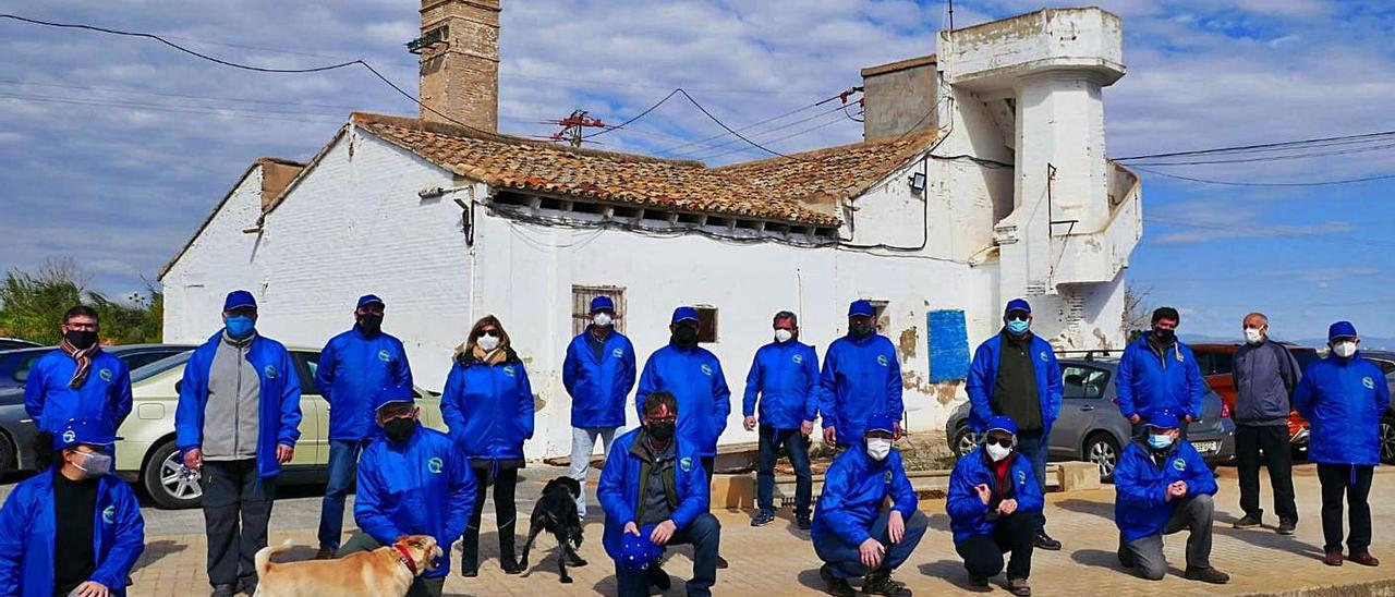 Miembros de la  nueva agrupación de Silla posando en el portet. | A.S.