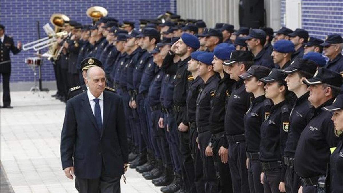 El ministro del Interior, Jorge Fernández Díaz, este miércoles, 15 de junio, en la inauguración de la nueva comisaría de La Verneda. FERRAN NADEU