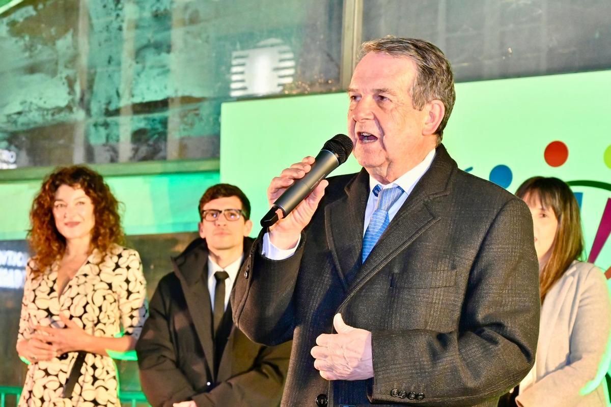 Abel Caballero da el pregón de la Pascua de Padrón ante la mirada de la comunicadora Belén Xestal y del alcalde Anxo Arca