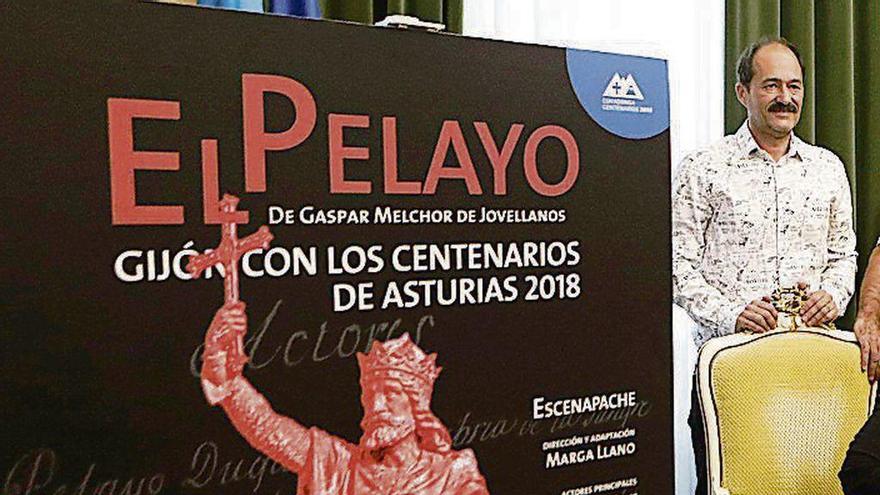 Cartel anunciador de &quot;El Pelayo&quot;, con el actor mierense Alberto Rodríguez, protagonista de la obra, al fondo.