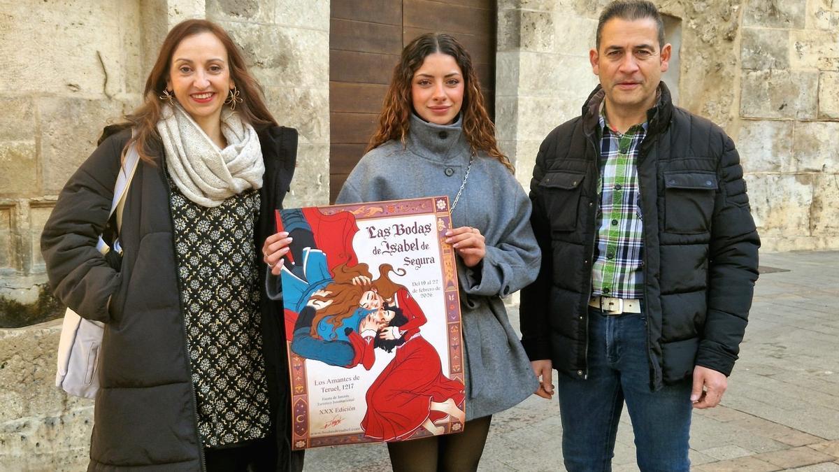 La gerente de la Fundación Bodas de Isabel, Lorena Muñoz; la autora del cartel ganador, Paula Lorena del Ministro; y el concejal de Fiestas y Turismo de Teruel, Eduardo Suárez.