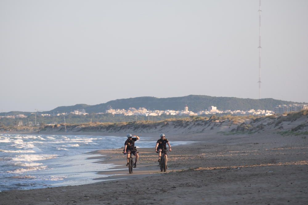 Los agentes ha desalojado las playas de Elche en la Noche de San Juan.