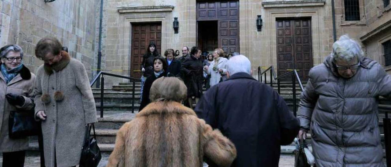 Fieles accediendo a la iglesia de las Pelayas por sus escalinatas.