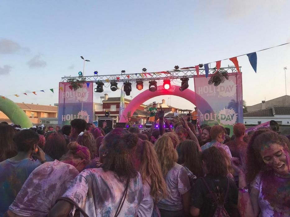 Un millar de personas disfrutan de los ''polvos holi'' en San Pedro