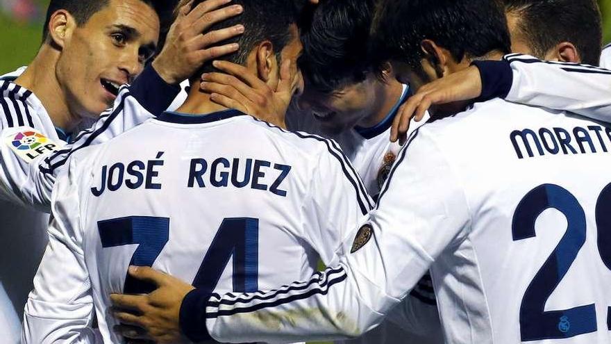 José Rodríguez celebra entre Callejón y Morata su gol copero al Alcoyano con el primer equipo del Madrid. efe