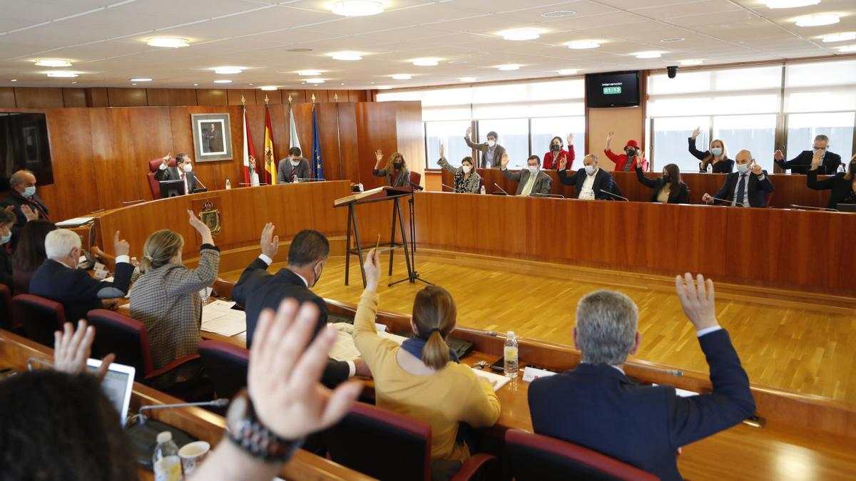 Votación durante el pleno del Concello de Vigo