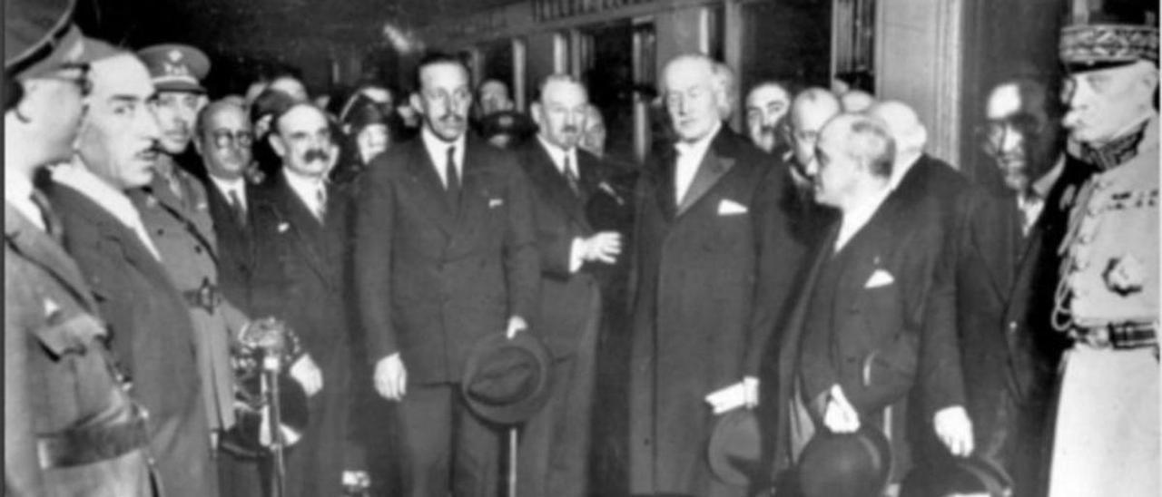 Alfonso XIII al llegar a Marsella tras su exilio.