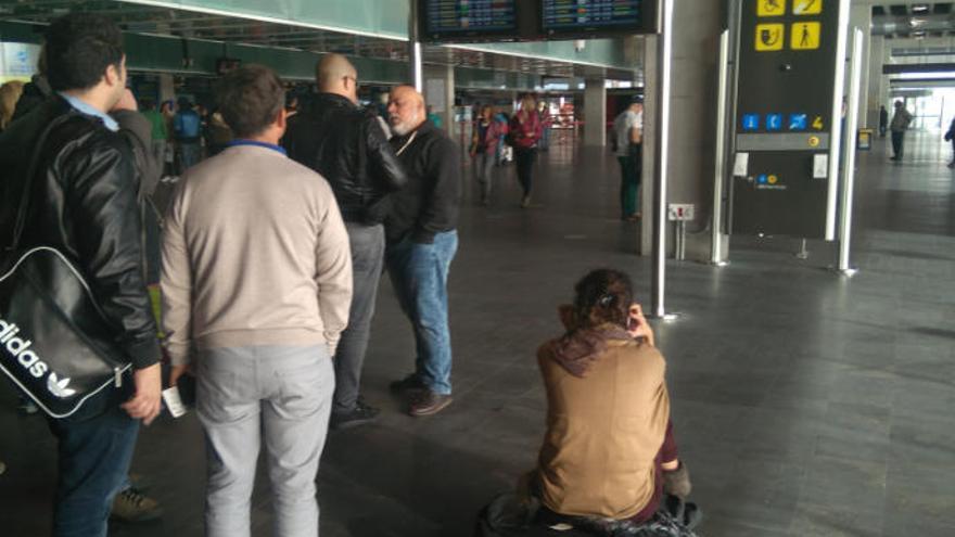 Dos detenidos al intentar volar desde La Palma a Reino Unido con pasaportes falsos