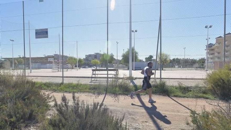 Un hombre entrena en el entorno del complejo deportivo de Salinetes de Santa Pola.